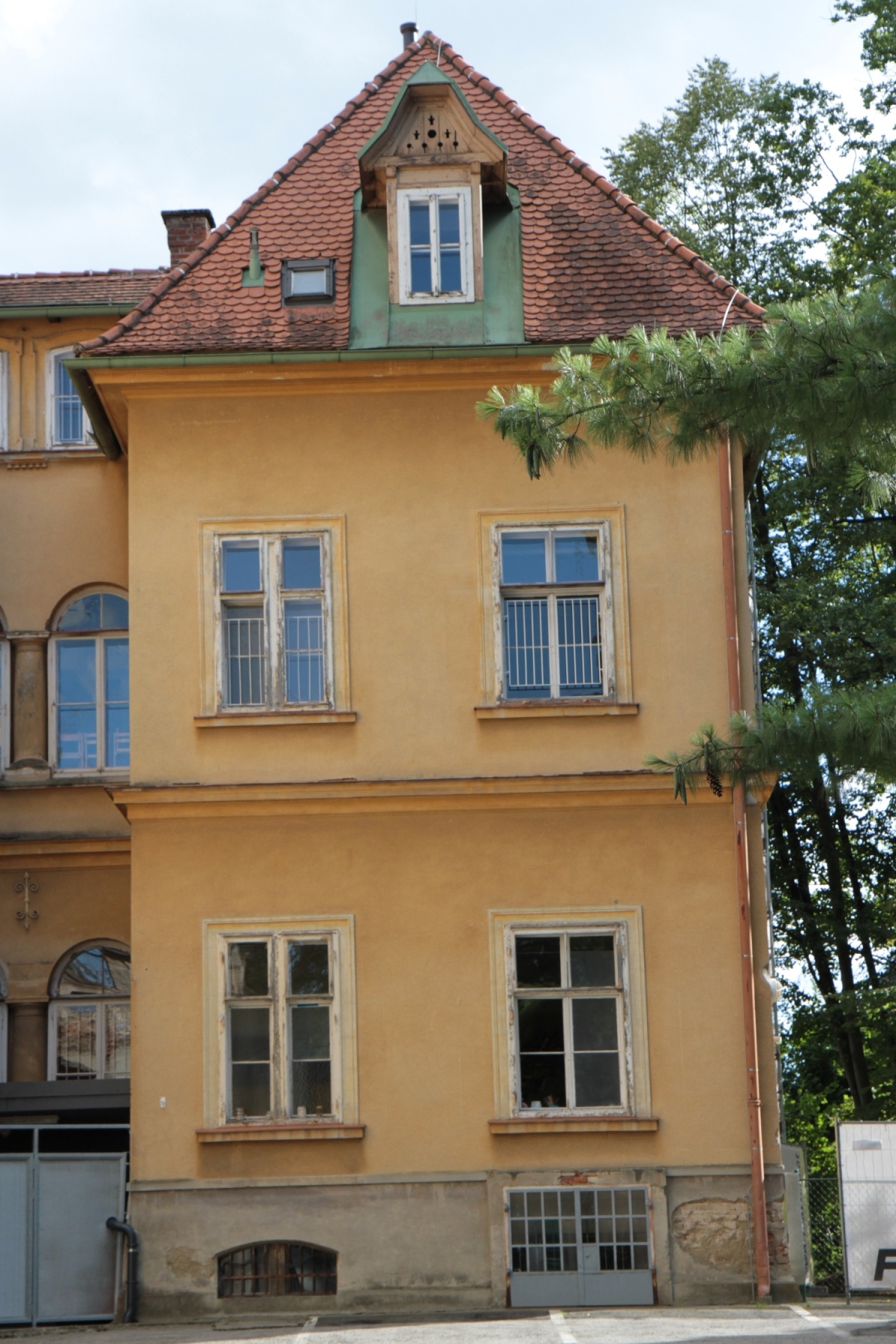 old Sanatorium Mariagrün, Graz - 03.JPG